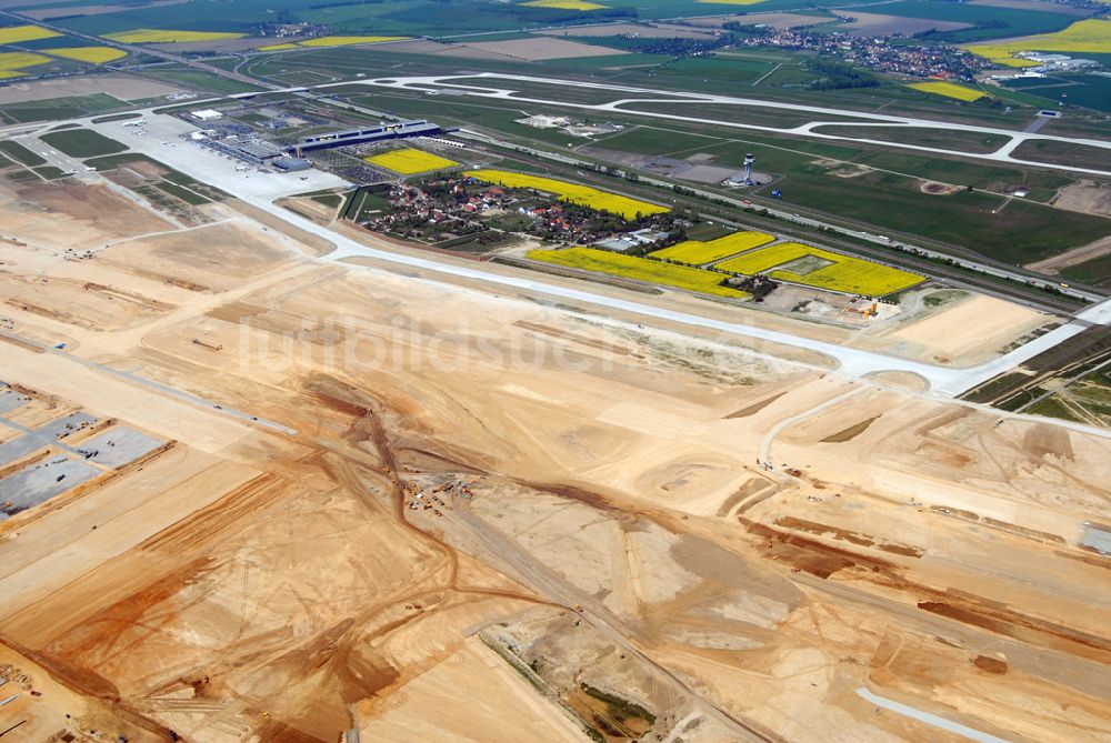 Luftaufnahme Leipzig-Schkeuditz - Blick auf den Flughafen Leipzig-Schkeuditz mit dem Baufeld für die neue Start- und Landebahn Süd.