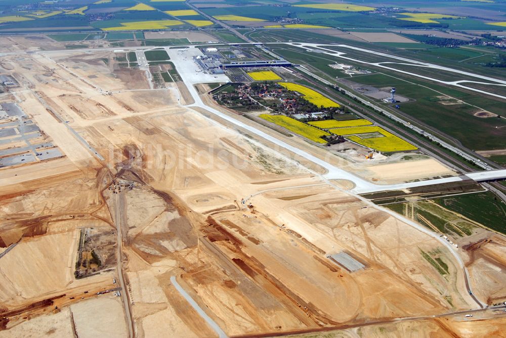 Leipzig-Schkeuditz von oben - Blick auf den Flughafen Leipzig-Schkeuditz mit dem Baufeld für die neue Start- und Landebahn Süd.