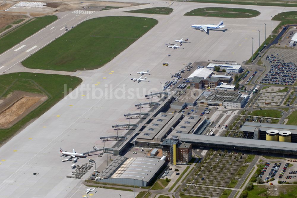 Leipzig-Schkeuditz aus der Vogelperspektive: Blick auf den Flughafen Leipzig-Schkeuditz mit dem Baufeld für die neue Start- und Landebahn Süd.