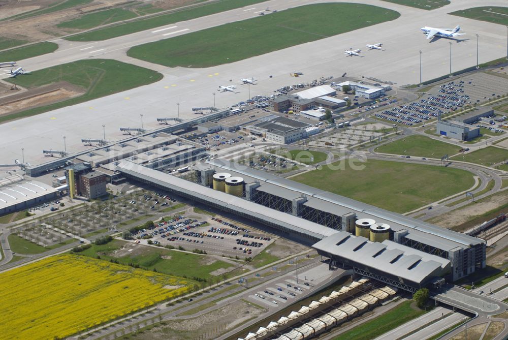 Leipzig-Schkeuditz aus der Vogelperspektive: Blick auf den Flughafen Leipzig-Schkeuditz mit dem Baufeld für die neue Start- und Landebahn Süd.