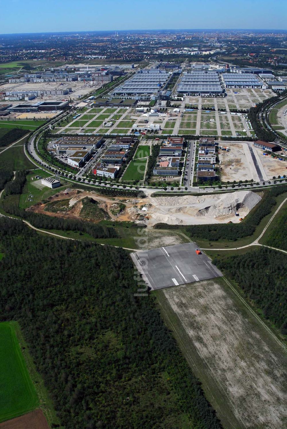 Luftbild Riem - Blick auf Flughafen Müchen-Riem und Teile der alten Landebahn