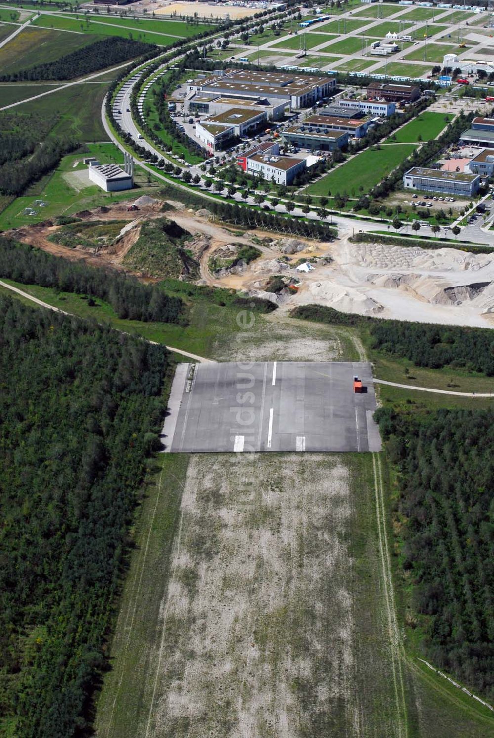 Riem von oben - Blick auf Flughafen Müchen-Riem und Teile der alten Landebahn