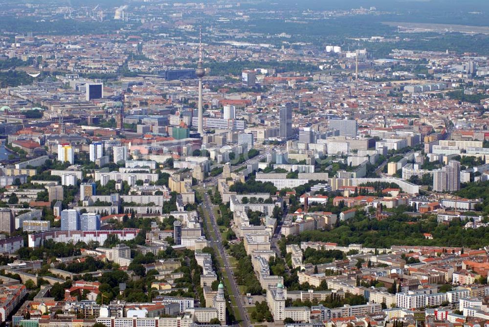 Berlin aus der Vogelperspektive: Blick vom Franfurter Tor auf Berlin-Mitte