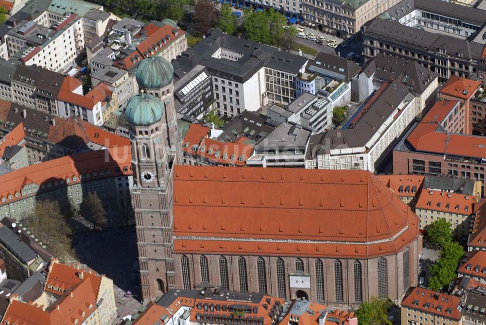 Luftaufnahme München - Blick auf die Frauenkirche in der Münchner Innenstadt