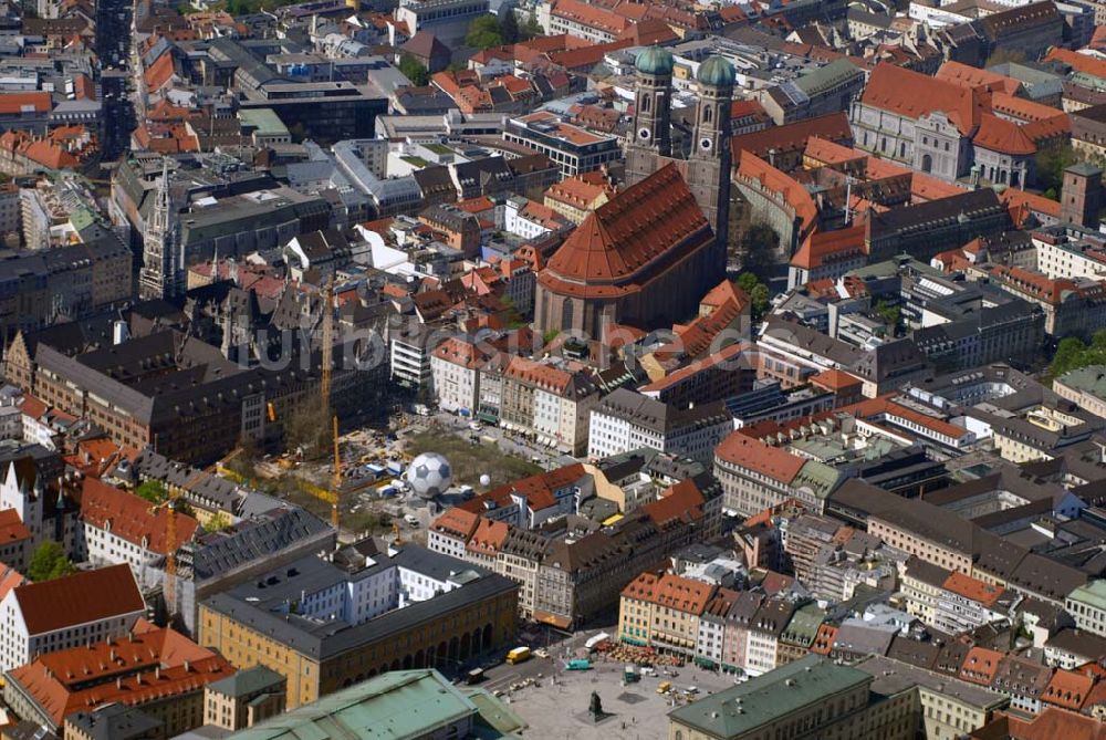 Luftaufnahme München - Blick auf die Frauenkirche und das Neue Rathaus in München