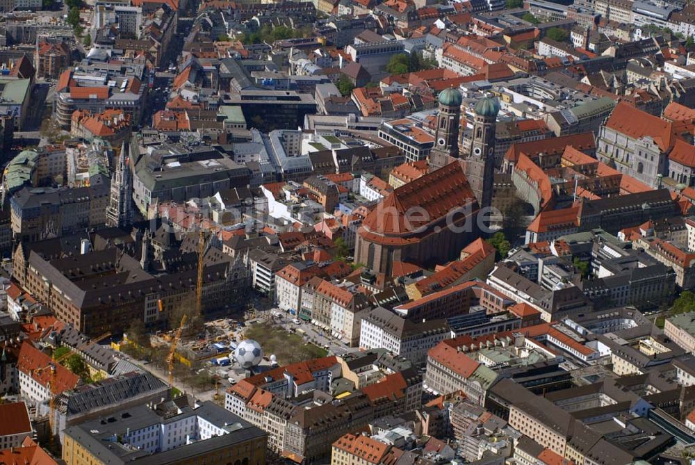 München von oben - Blick auf die Frauenkirche und das Neue Rathaus in München