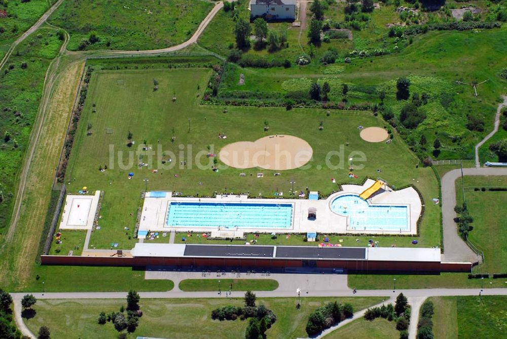 Luftbild Magdeburg - Blick auf das Freibad Olvenstedt in Magdeburg