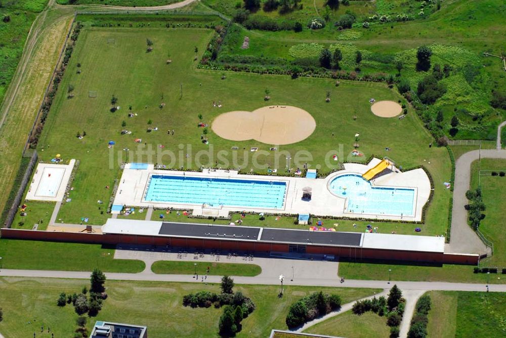 Luftaufnahme Magdeburg - Blick auf das Freibad Olvenstedt in Magdeburg