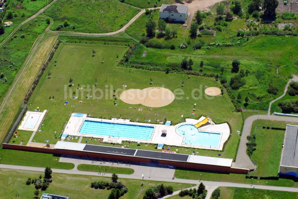 Magdeburg von oben - Blick auf das Freibad Olvenstedt in Magdeburg