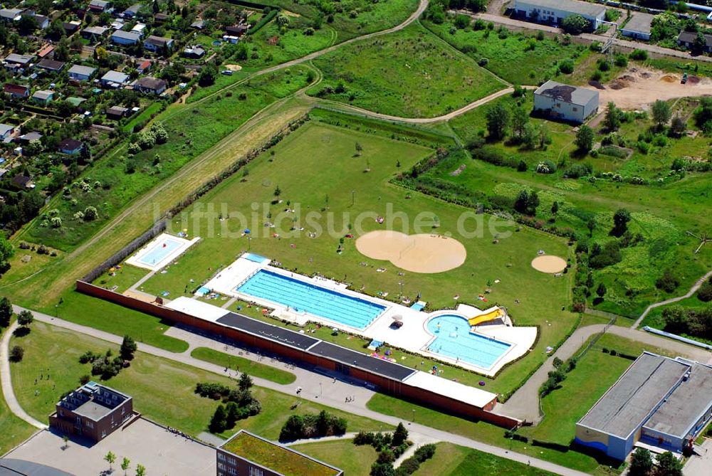 Magdeburg aus der Vogelperspektive: Blick auf das Freibad Olvenstedt in Magdeburg