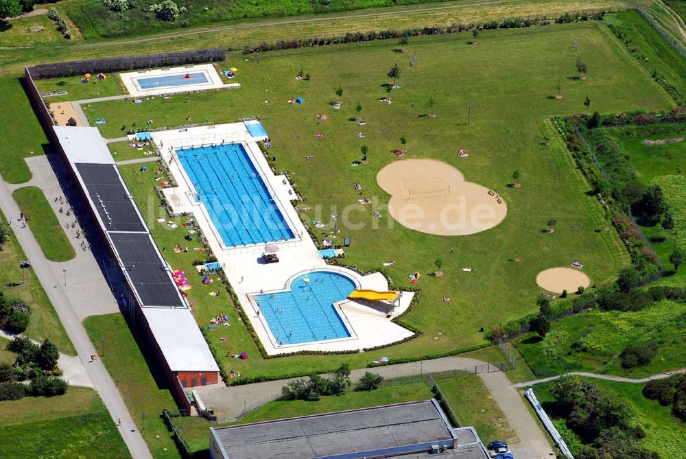 Luftbild Magdeburg - Blick auf das Freibad Olvenstedt in Magdeburg