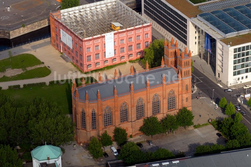 Berlin aus der Vogelperspektive: Blick auf die Friedrichswerdersche Kirche am Werderschen Markt in Berlin Mitte