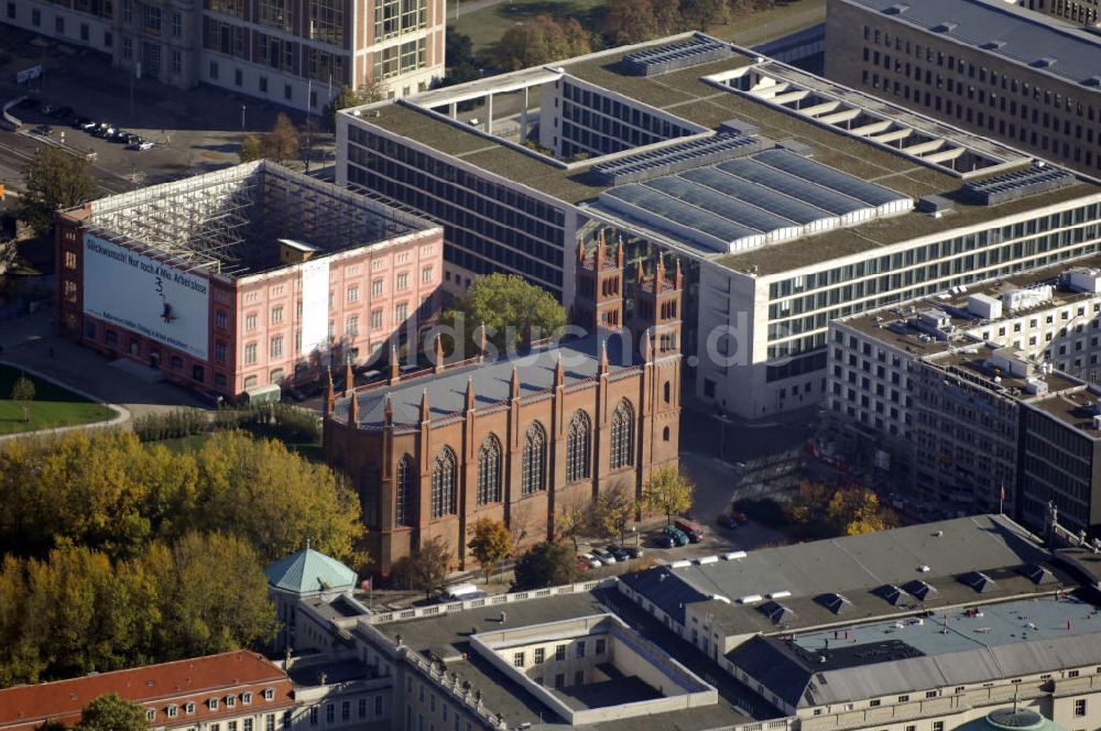 Berlin aus der Vogelperspektive: Blick auf die Friedrichswerdersche Kirche am Werderschen Markt in Berlin Mitte