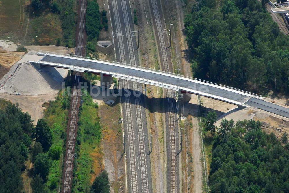 Luftaufnahme Ludwigsfelde - Blick auf eine Fußgängerbrücke über Gleisanlagen am Industriepark Ost in Ludwigsfelde bei Berlin, erbaut durch die Schälerbau Berlin GmbH