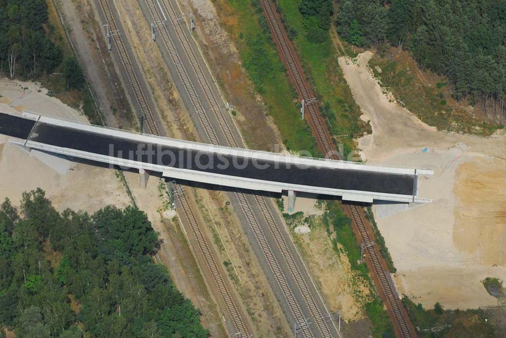 Ludwigsfelde von oben - Blick auf eine Fußgängerbrücke über Gleisanlagen am Industriepark Ost in Ludwigsfelde bei Berlin, erbaut durch die Schälerbau Berlin GmbH