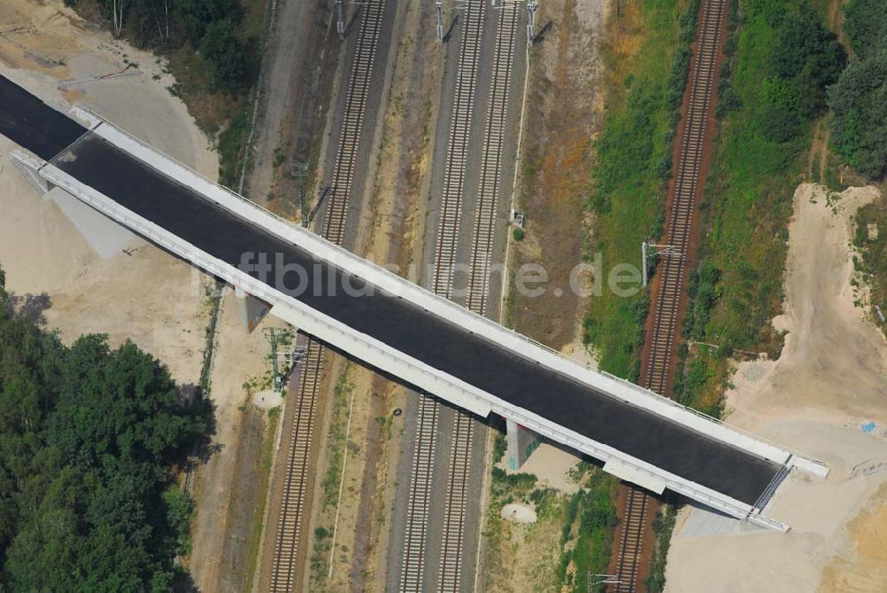 Ludwigsfelde aus der Vogelperspektive: Blick auf eine Fußgängerbrücke über Gleisanlagen am Industriepark Ost in Ludwigsfelde bei Berlin, erbaut durch die Schälerbau Berlin GmbH