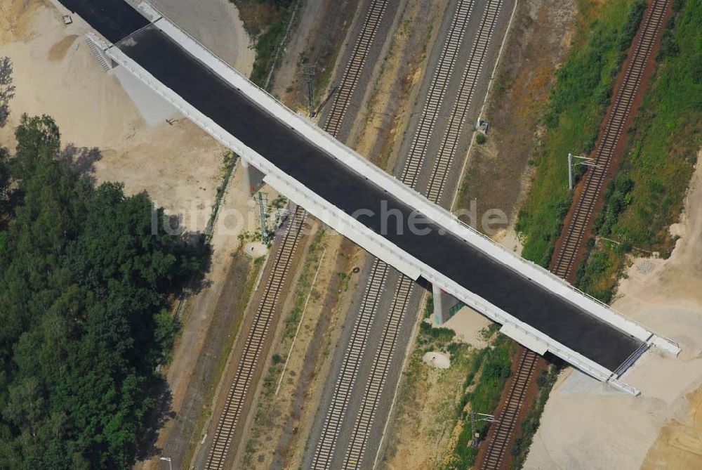 Luftbild Ludwigsfelde - Blick auf eine Fußgängerbrücke über Gleisanlagen am Industriepark Ost in Ludwigsfelde bei Berlin, erbaut durch die Schälerbau Berlin GmbH