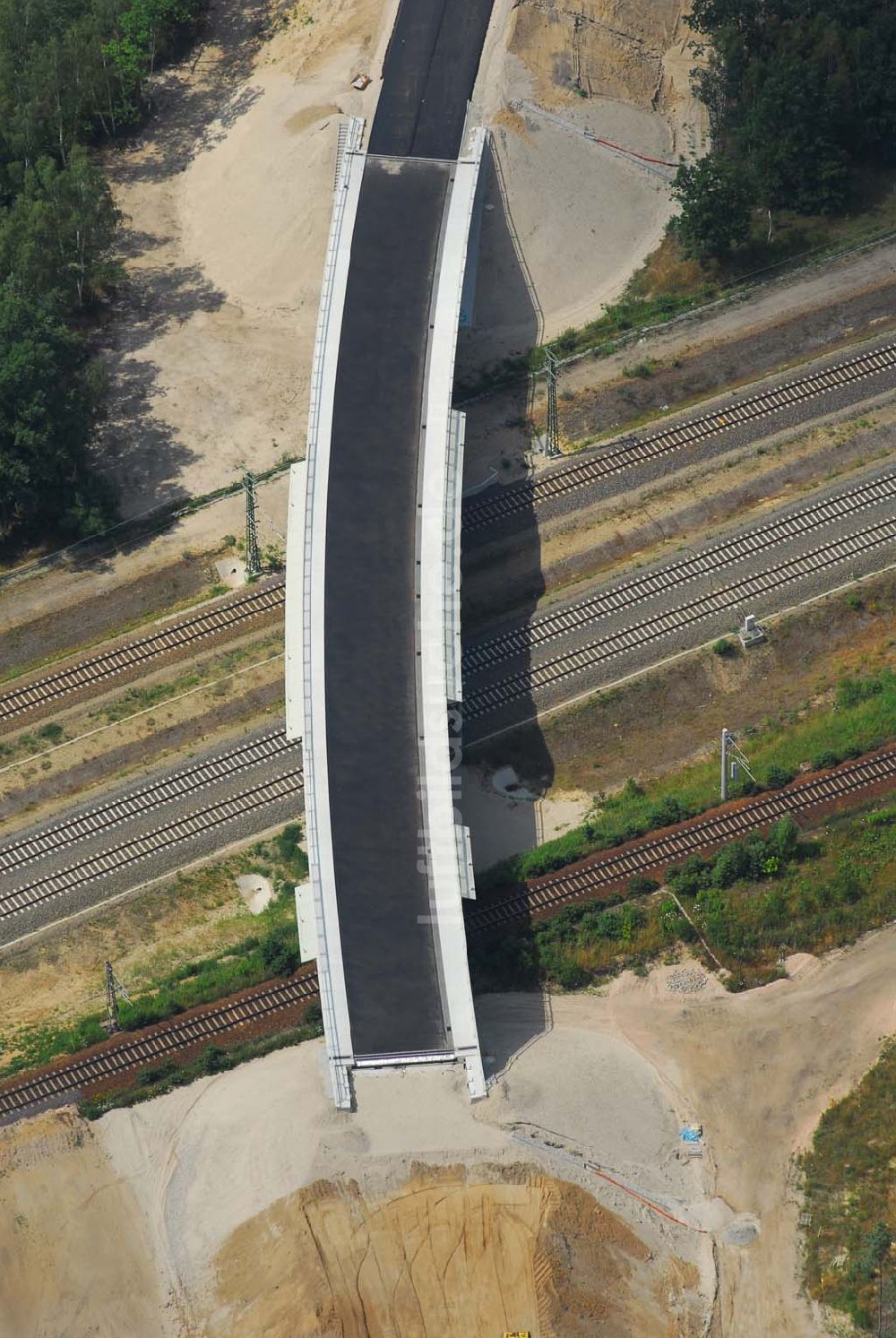 Ludwigsfelde von oben - Blick auf eine Fußgängerbrücke über Gleisanlagen am Industriepark Ost in Ludwigsfelde bei Berlin, erbaut durch die Schälerbau Berlin GmbH