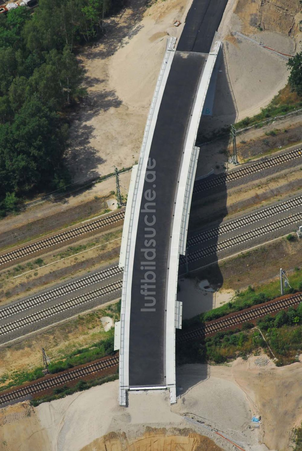 Ludwigsfelde aus der Vogelperspektive: Blick auf eine Fußgängerbrücke über Gleisanlagen am Industriepark Ost in Ludwigsfelde bei Berlin, erbaut durch die Schälerbau Berlin GmbH