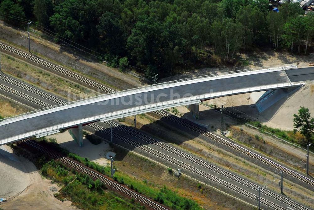 Luftbild Ludwigsfelde - Blick auf eine Fußgängerbrücke über Gleisanlagen am Industriepark Ost in Ludwigsfelde bei Berlin, erbaut durch die Schälerbau Berlin GmbH