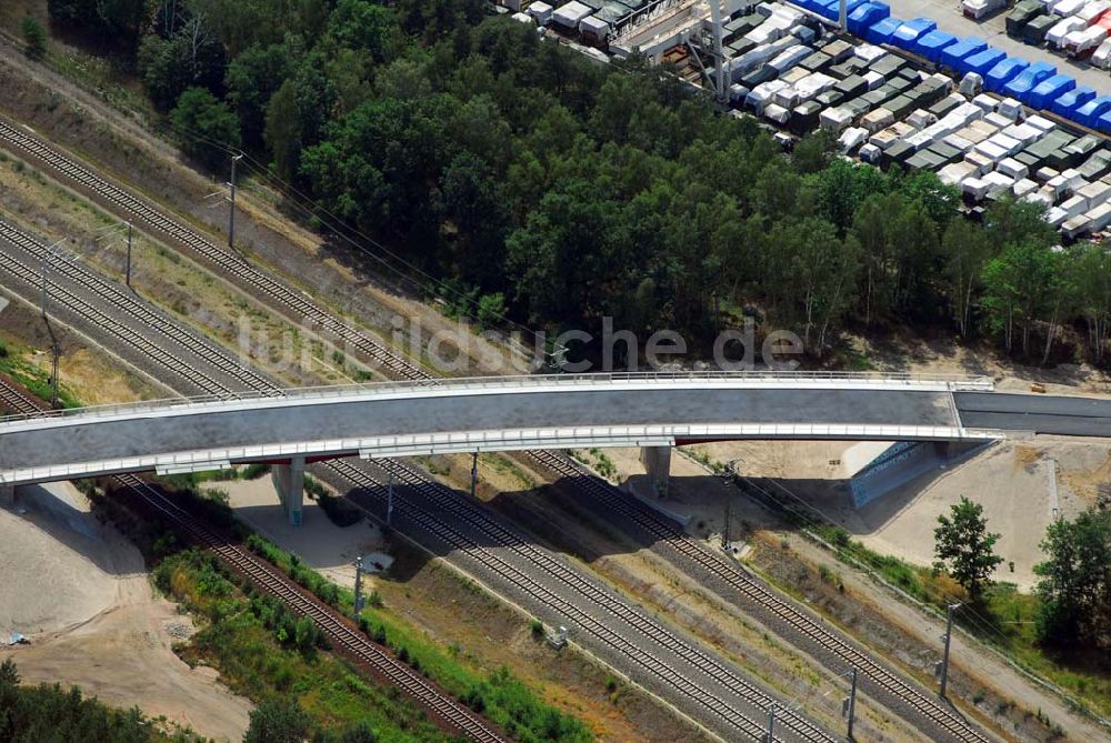 Luftaufnahme Ludwigsfelde - Blick auf eine Fußgängerbrücke über Gleisanlagen am Industriepark Ost in Ludwigsfelde bei Berlin, erbaut durch die Schälerbau Berlin GmbH