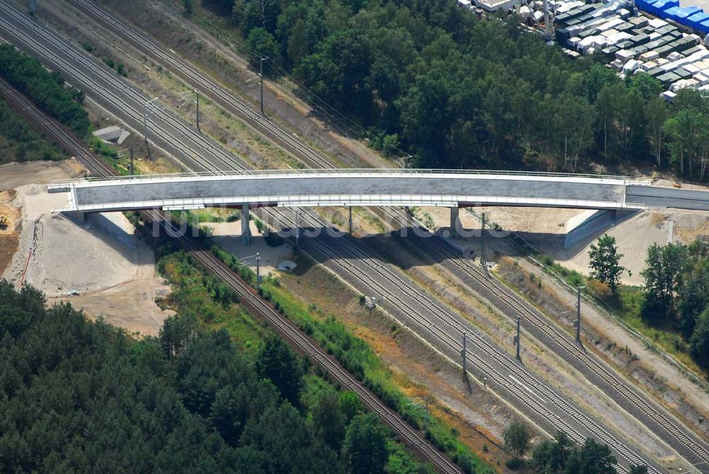 Ludwigsfelde von oben - Blick auf eine Fußgängerbrücke über Gleisanlagen am Industriepark Ost in Ludwigsfelde bei Berlin, erbaut durch die Schälerbau Berlin GmbH