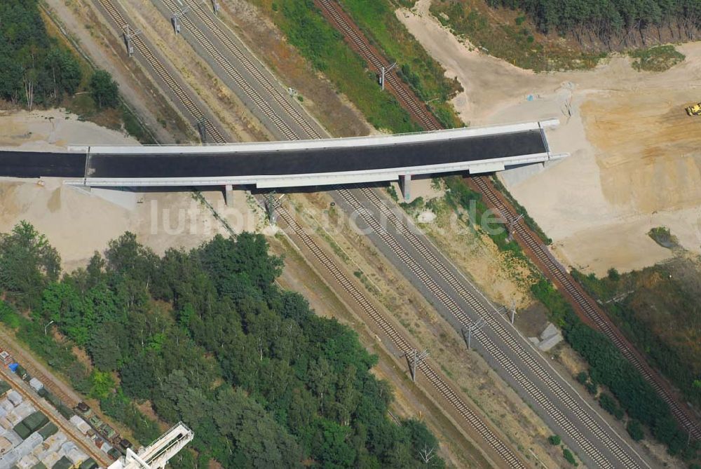 Ludwigsfelde aus der Vogelperspektive: Blick auf eine Fußgängerbrücke über Gleisanlagen am Industriepark Ost in Ludwigsfelde bei Berlin, erbaut durch die Schälerbau Berlin GmbH