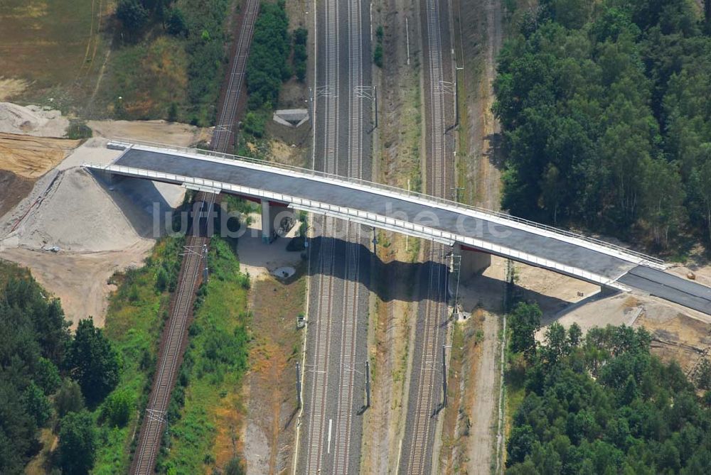 Luftbild Ludwigsfelde - Blick auf eine Fußgängerbrücke über Gleisanlagen am Industriepark Ost in Ludwigsfelde bei Berlin, erbaut durch die Schälerbau Berlin GmbH