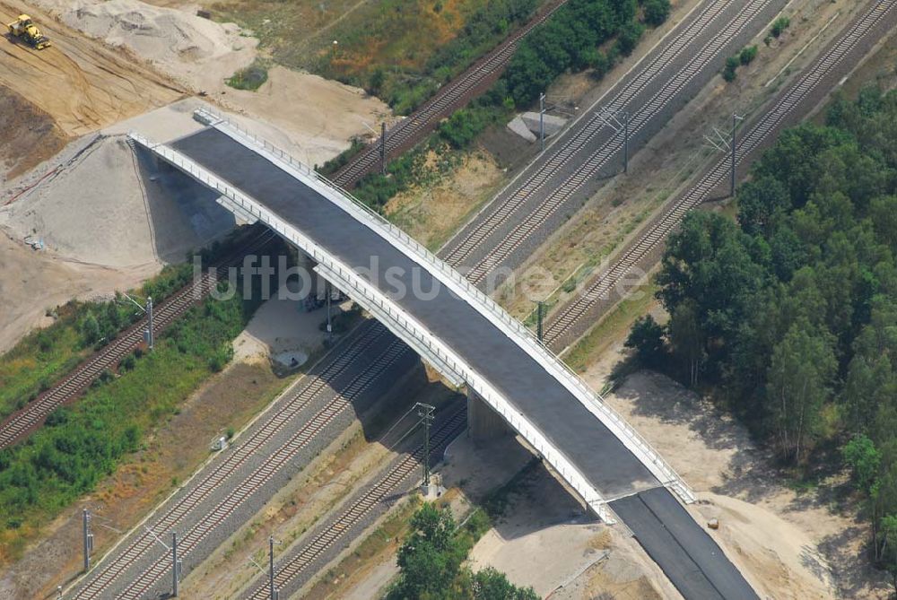 Luftaufnahme Ludwigsfelde - Blick auf eine Fußgängerbrücke über Gleisanlagen am Industriepark Ost in Ludwigsfelde bei Berlin, erbaut durch die Schälerbau Berlin GmbH