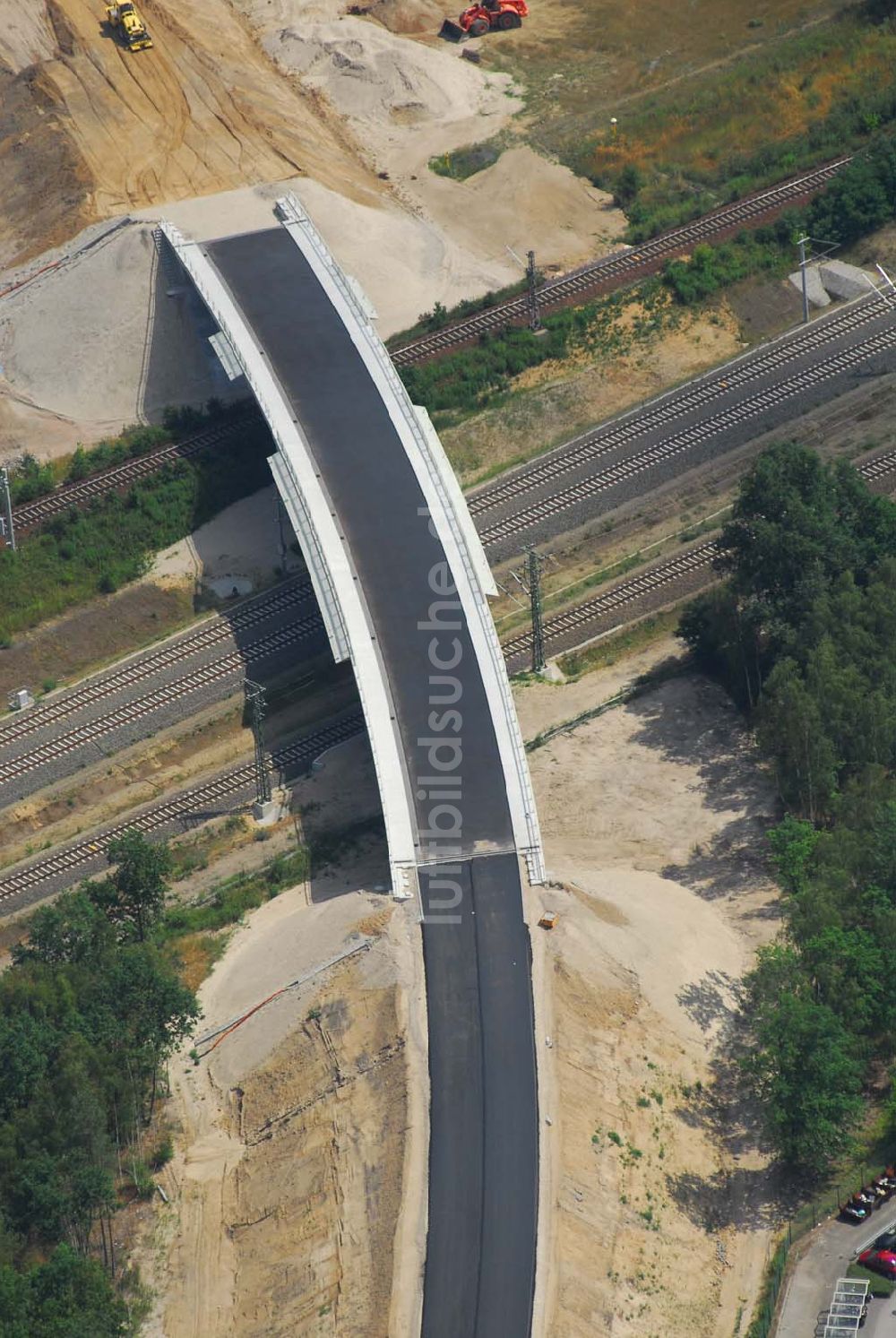 Ludwigsfelde von oben - Blick auf eine Fußgängerbrücke über Gleisanlagen am Industriepark Ost in Ludwigsfelde bei Berlin, erbaut durch die Schälerbau Berlin GmbH