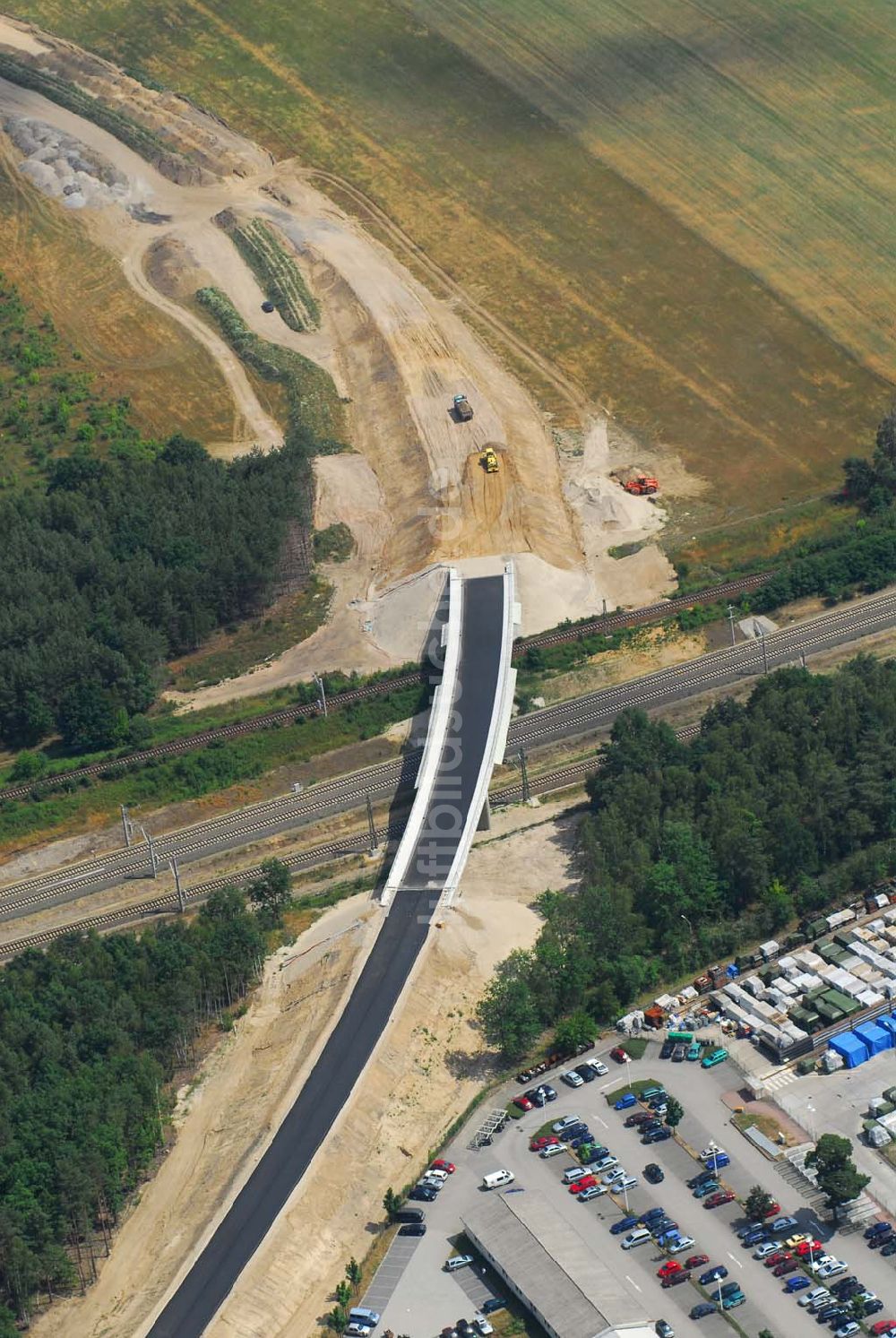 Ludwigsfelde aus der Vogelperspektive: Blick auf eine Fußgängerbrücke über Gleisanlagen am Industriepark Ost in Ludwigsfelde bei Berlin, erbaut durch die Schälerbau Berlin GmbH