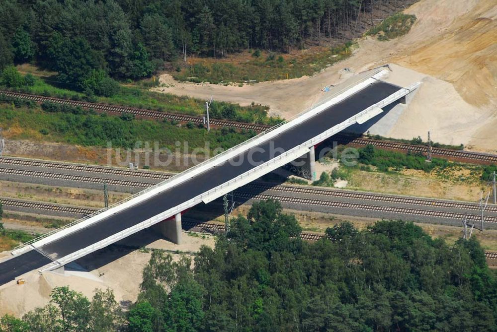 Luftbild Ludwigsfelde - Blick auf eine Fußgängerbrücke über Gleisanlagen am Industriepark Ost in Ludwigsfelde bei Berlin, erbaut durch die Schälerbau Berlin GmbH