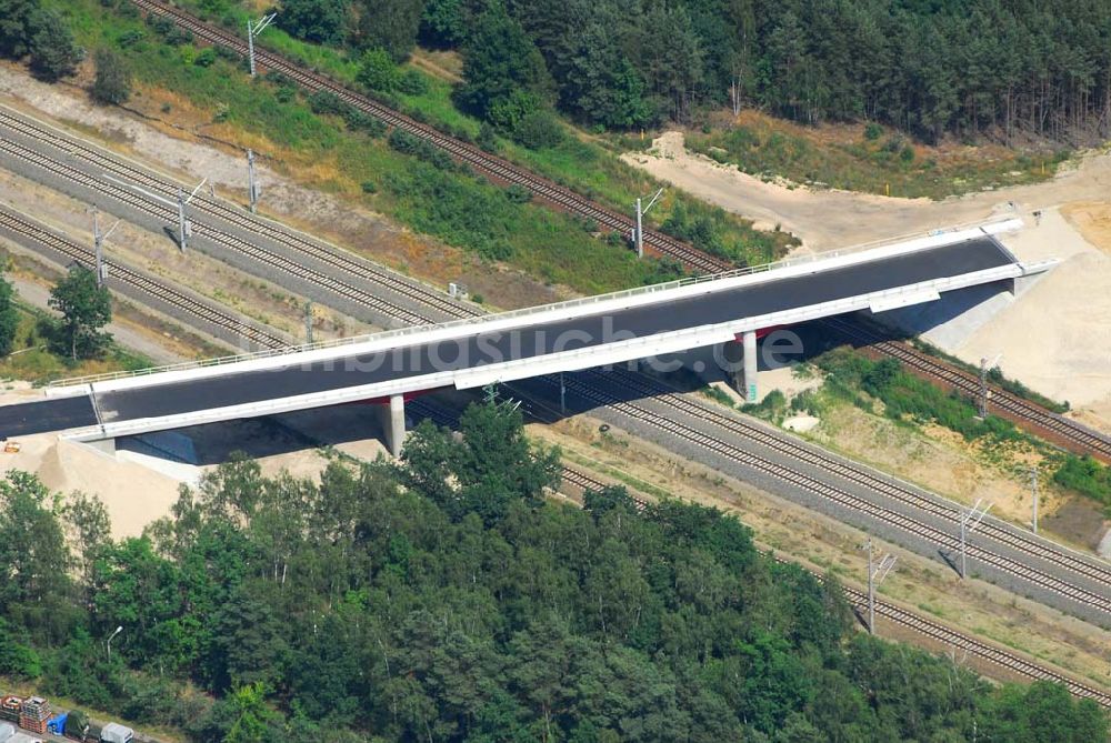 Luftaufnahme Ludwigsfelde - Blick auf eine Fußgängerbrücke über Gleisanlagen am Industriepark Ost in Ludwigsfelde bei Berlin, erbaut durch die Schälerbau Berlin GmbH