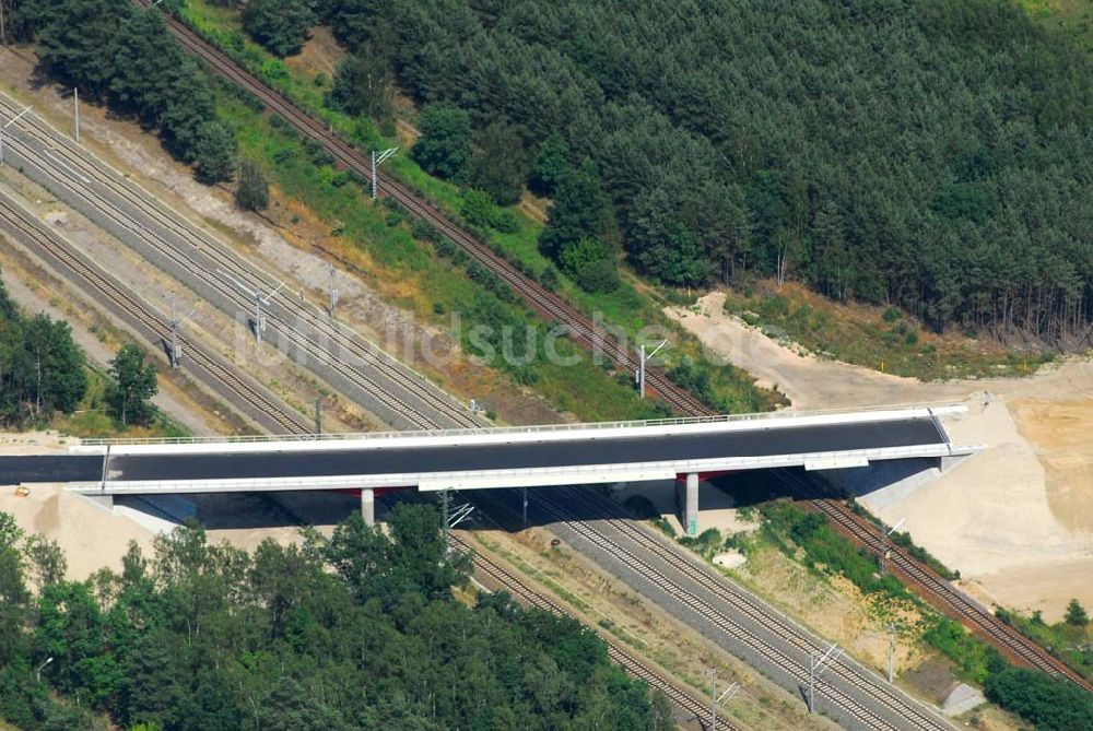 Ludwigsfelde von oben - Blick auf eine Fußgängerbrücke über Gleisanlagen am Industriepark Ost in Ludwigsfelde bei Berlin, erbaut durch die Schälerbau Berlin GmbH