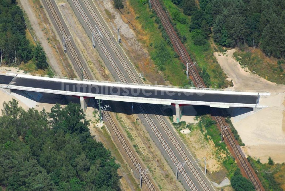 Ludwigsfelde aus der Vogelperspektive: Blick auf eine Fußgängerbrücke über Gleisanlagen am Industriepark Ost in Ludwigsfelde bei Berlin, erbaut durch die Schälerbau Berlin GmbH