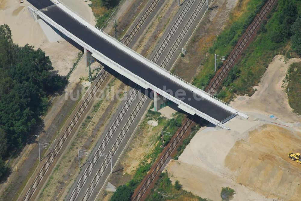 Luftbild Ludwigsfelde - Blick auf eine Fußgängerbrücke über Gleisanlagen am Industriepark Ost in Ludwigsfelde bei Berlin, erbaut durch die Schälerbau Berlin GmbH