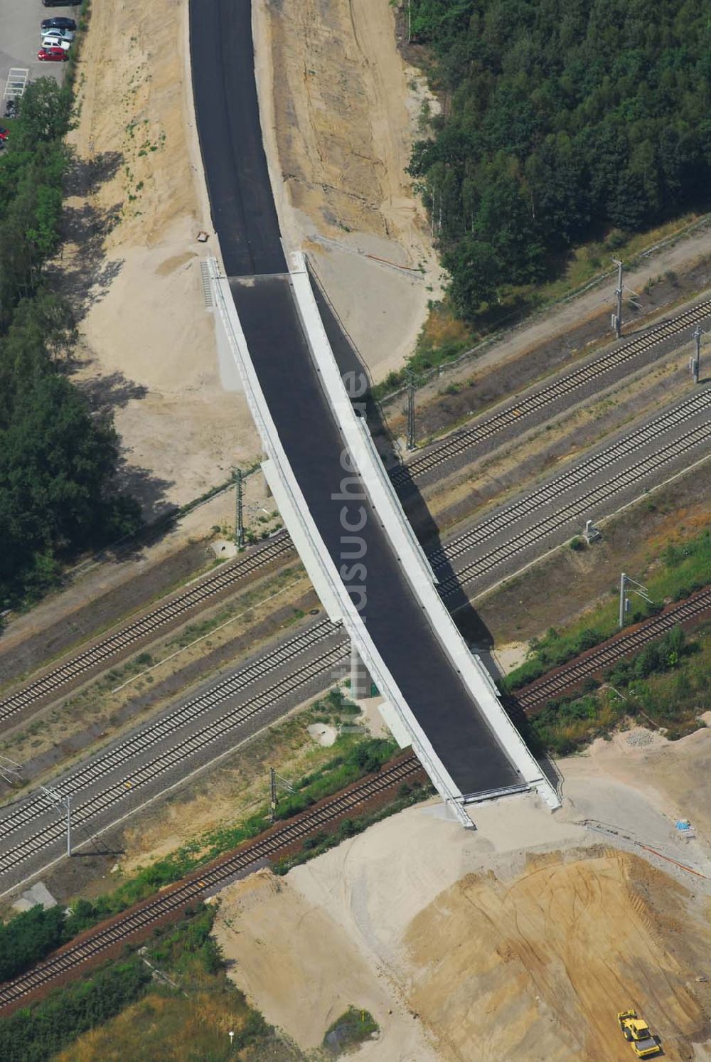 Luftaufnahme Ludwigsfelde - Blick auf eine Fußgängerbrücke über Gleisanlagen am Industriepark Ost in Ludwigsfelde bei Berlin, erbaut durch die Schälerbau Berlin GmbH