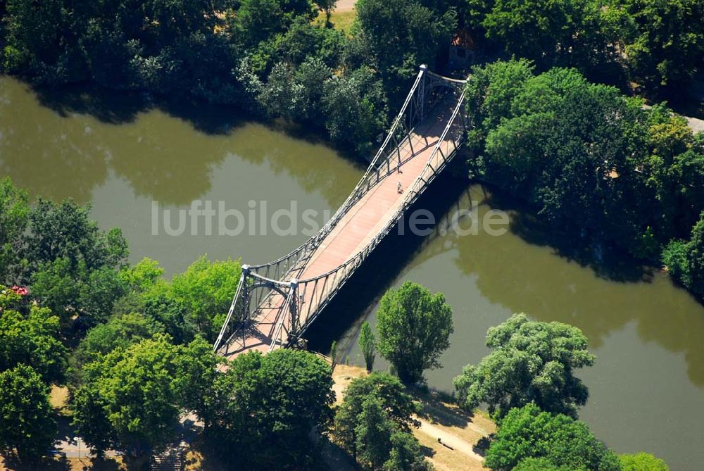 Luftbild Halle/Saale - Blick auf eine Fußgängerbrücke in Halle, die über die Saale auf die Pleißnitzinsel führt