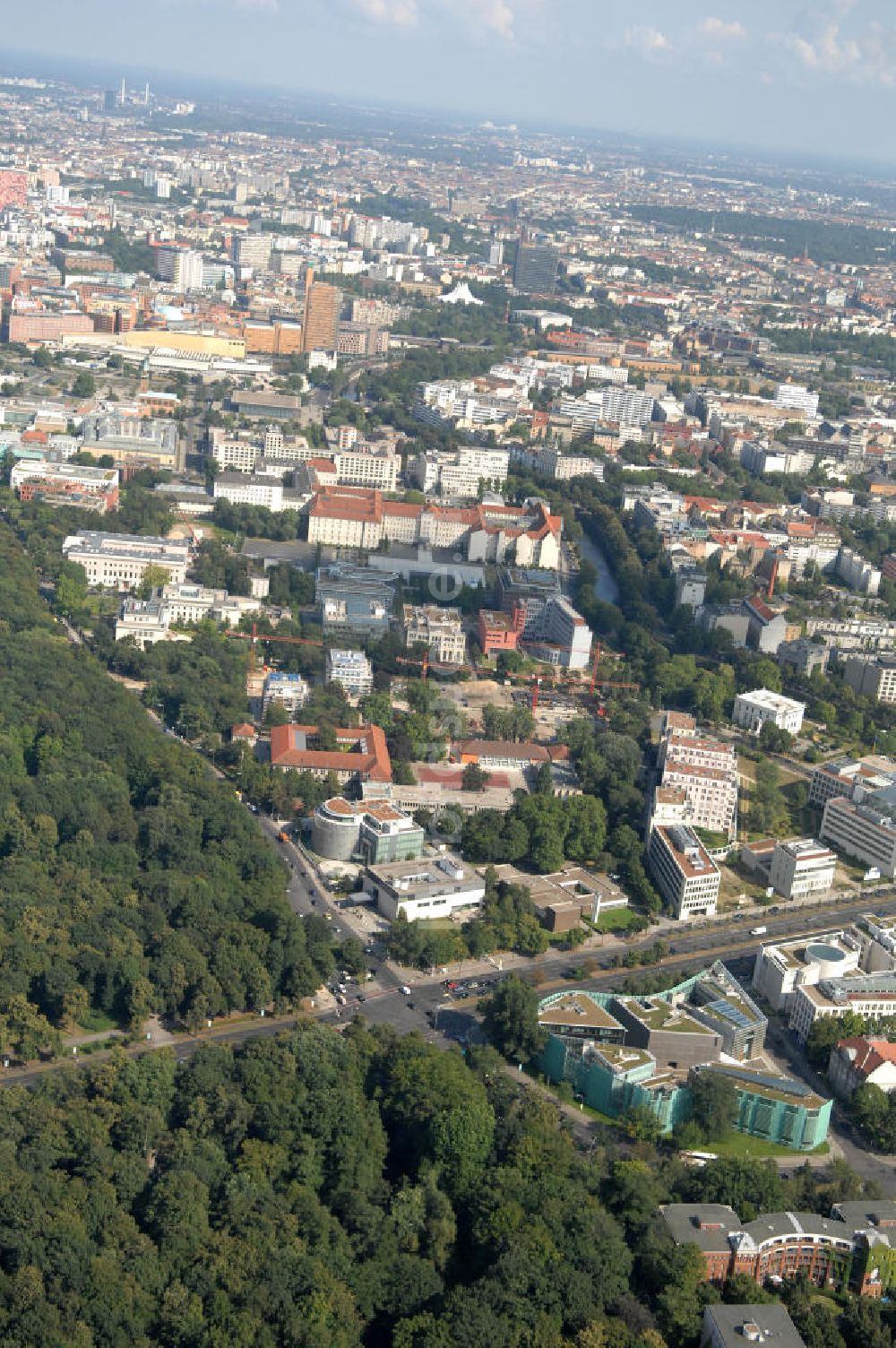 Luftaufnahme Berlin - Blick auf das Gebiet zwischen dem Tiergarten und dem Reichpietschufer in Berlin