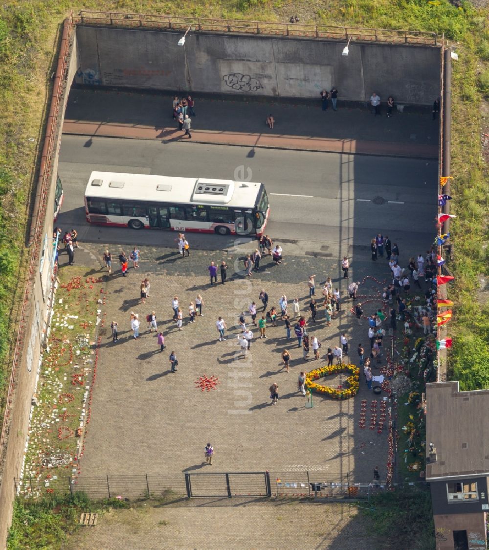 Duisburg von oben - Blick auf Gedenkfeier zum zweiten Jahrestag der Loveparade-Katastrophe in Duisburg