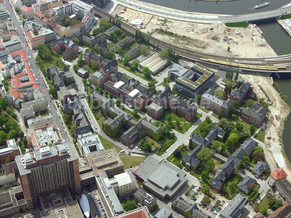 Berlin aus der Vogelperspektive: Blick auf das Gelände der Berliner Charite in Berlin-Mitte