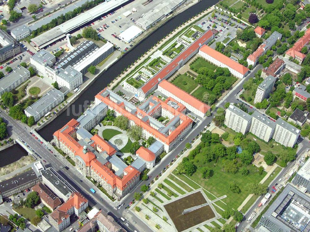 Luftaufnahme Berlin - Blick auf das Gelände des Bundes-Wirtschaftsministeriums (ehem. DDR-Regierungskrankenhaus)an der Scharnhorststraße / Invalidenstraße in Berlin-Mitte