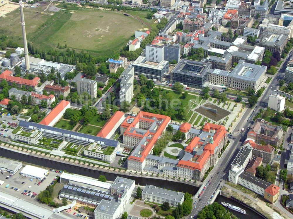 Berlin von oben - Blick auf das Gelände des Bundes-Wirtschaftsministeriums (ehem. DDR-Regierungskrankenhaus)an der Scharnhorststraße / Invalidenstraße in Berlin-Mitte