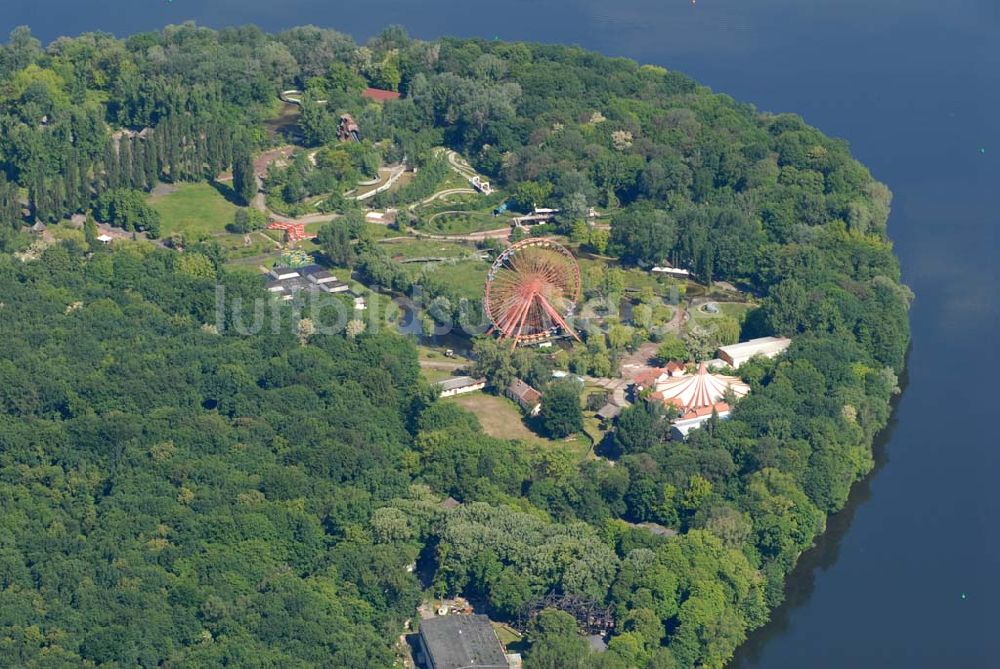 Luftbild Berlin - Blick auf das Gelände des ehem. Spreeparks (Kulturpark Plänterwald) in Treptow-Köpenick