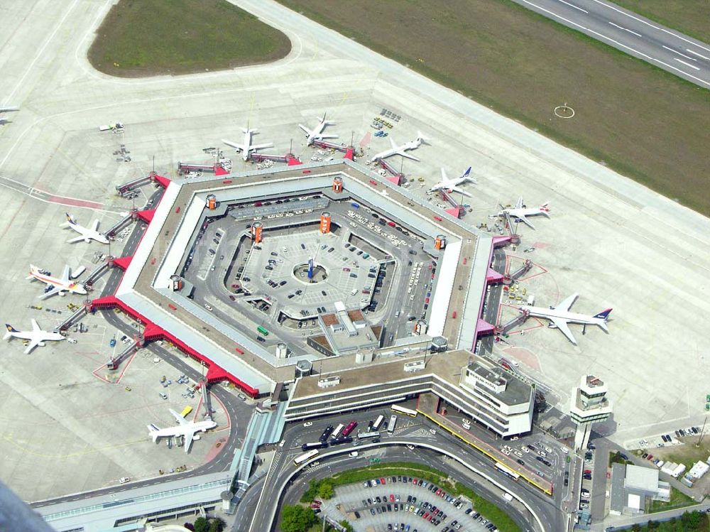 Luftbild Berlin - Blick auf das Gelände des Flughafens Berlin-Tegel