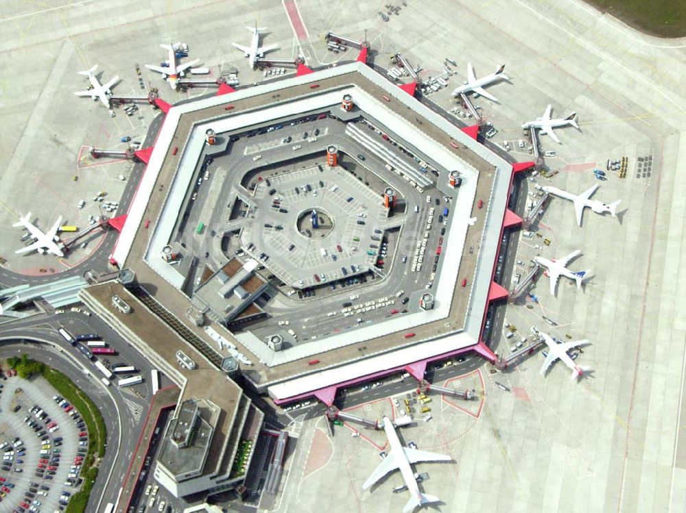 Berlin von oben - Blick auf das Gelände des Flughafens Berlin-Tegel