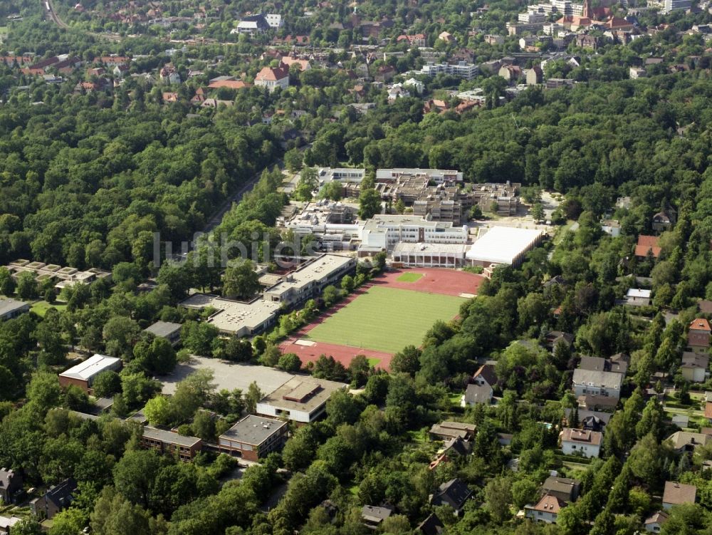 Berlin von oben - Blick auf das Gelände der John-F.-Kennedy-Schule am Teltower Damm im Berliner Bezirk Steglitz-Zehlendorf