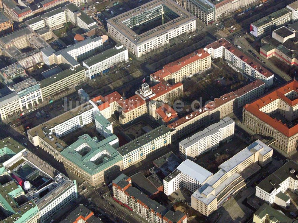 Berlin aus der Vogelperspektive: Blick auf das Gelände der Russischen Botschaft Unter den Linden in Berlin Mitte