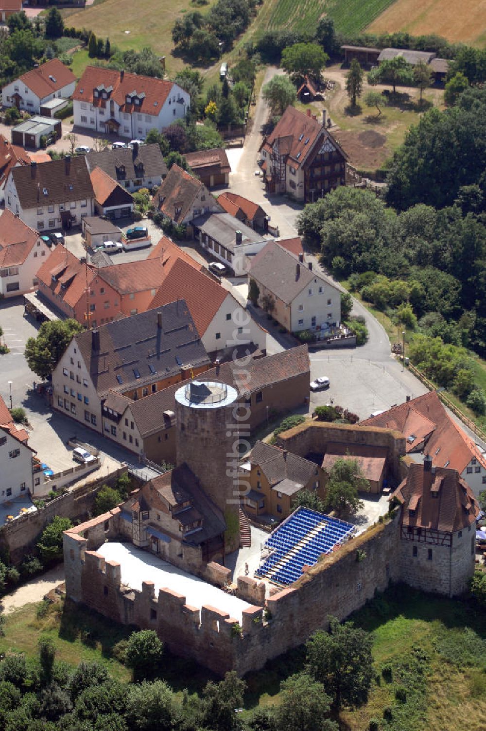 Luftbild Burgthann - Blick auf die Gemeinde Burgthann und die namensgebende Festung