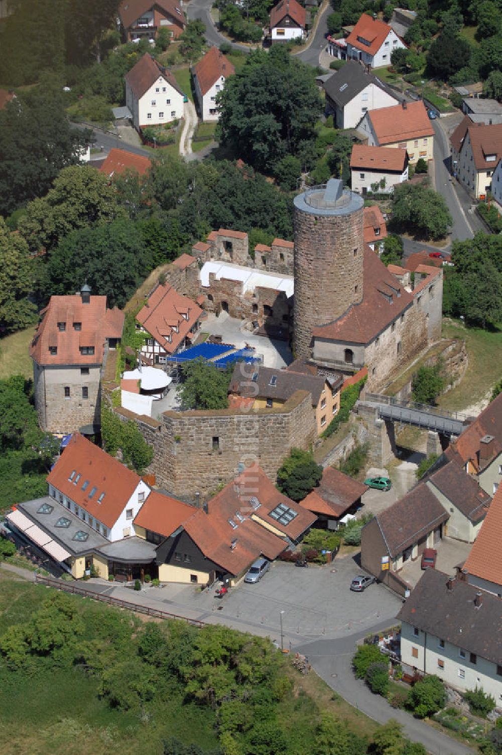 Luftaufnahme Burgthann - Blick auf die Gemeinde Burgthann und die namensgebende Festung